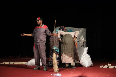 نمایش «آشغالی‌ها آشغال نیستند» در قشم به صحنه رفت